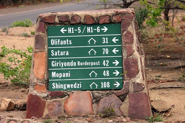 Mozambique-Maputo-road-sign