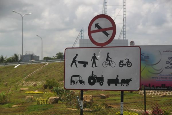 Sri-Lanka-Motorway-Sign