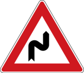 منحنيات الطريق لليمين ثم اليسار - علامة الطريق